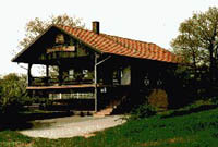 Ein Bild von der Vorderseite der Hütte des Pfälzerlandvereins Steinbach