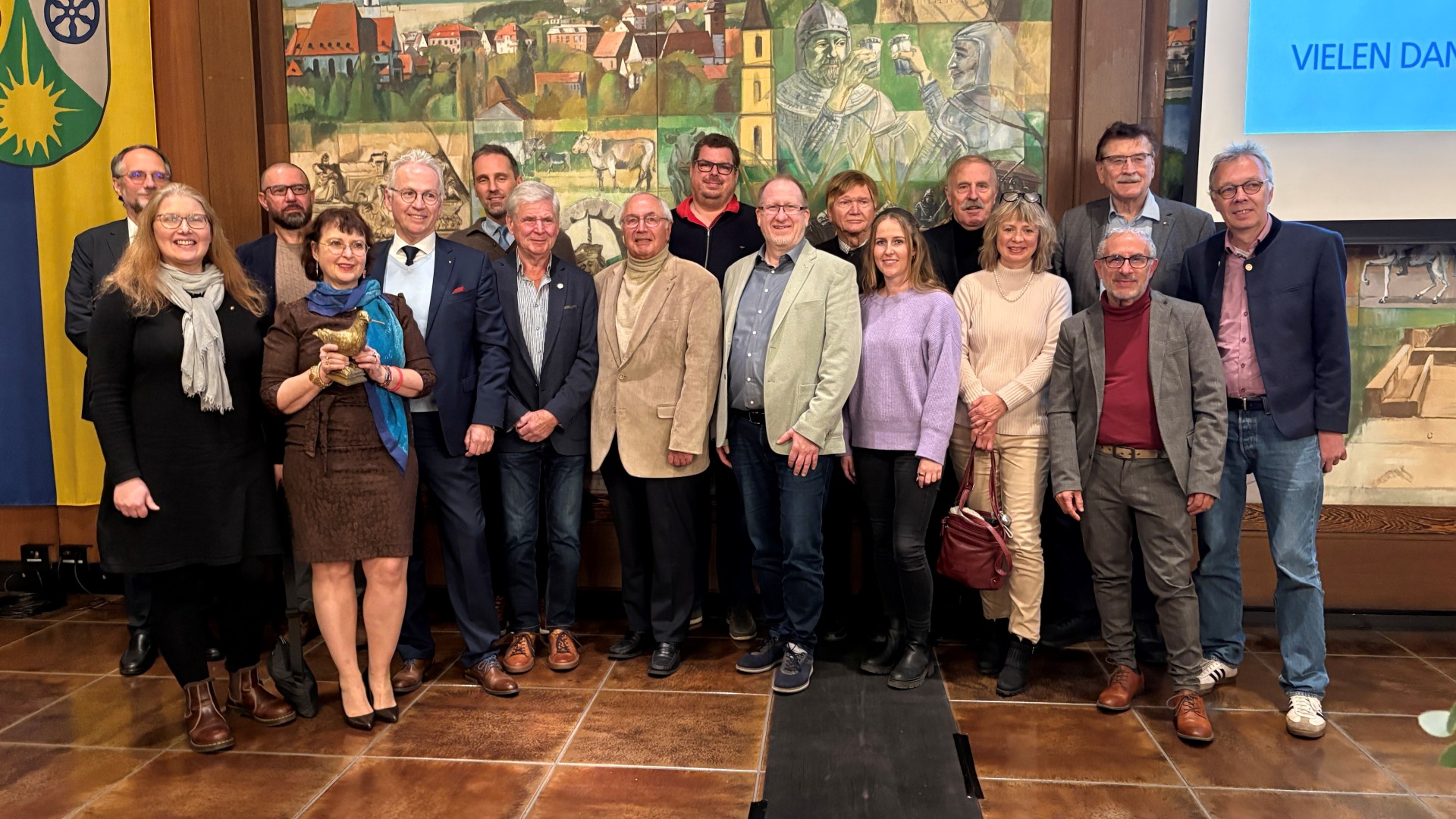 Ein Gruppenbild von der Veranstaltung zur Verleihung der Friedenstaube des Landrats