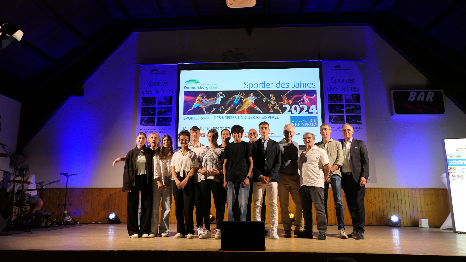 Gewinnerinnen und Gewinner der Sportlerehrung 2024 auf der Bühne Gewinnerinnen und Gewinner der Sportlerehrung 2024 auf der Bühne