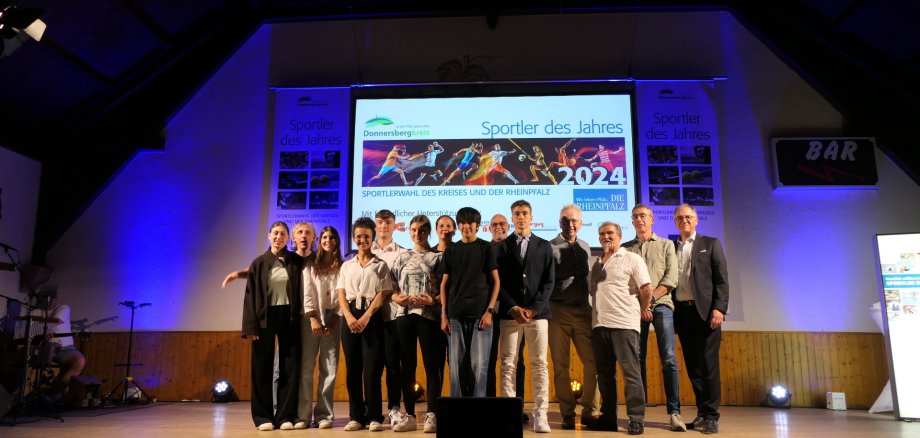 Gewinnerinnen und Gewinner der Sportlerehrung 2024 auf der Bühne