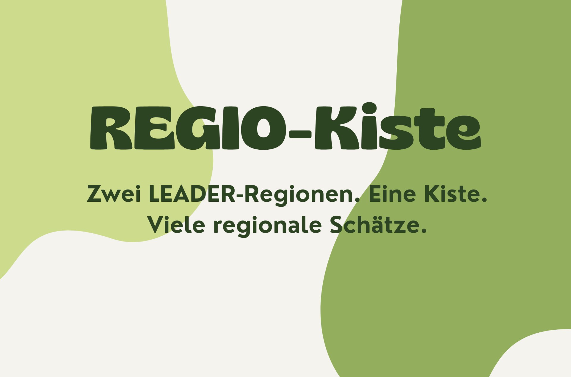 Grün-weiße Flächen mit Schriftzug "Regio Kiste Zwei Leader Regionen. Eine Kiste. Viele regionale Schätze"