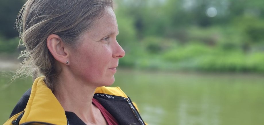 Kathrin Sutter auf einer Wiese Kathrin Sutter auf einer Wiese