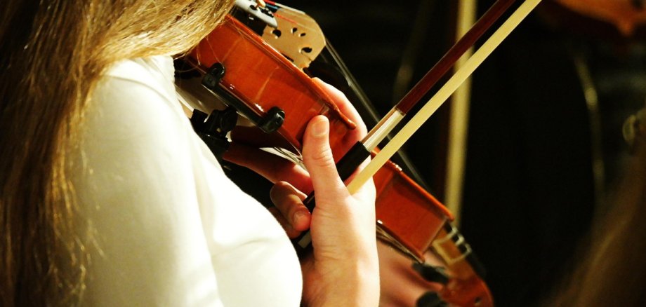 Frau mit Geige in der Hand 