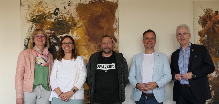 v.l.n.r.: Judith Mattern-Denzer [Kreisverwaltung], Yvonne Bonertz [SAPV care], Michael Rech, Silvio Lorek [SAPV care], Landrat Rainer Guth