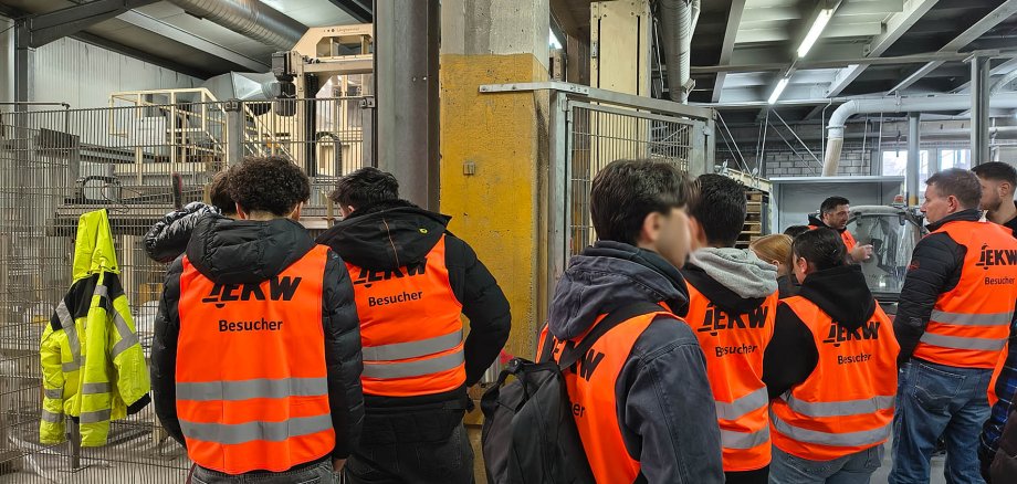 Schülerinnen und Schüler bei EKW GmbH in Eisenberg
