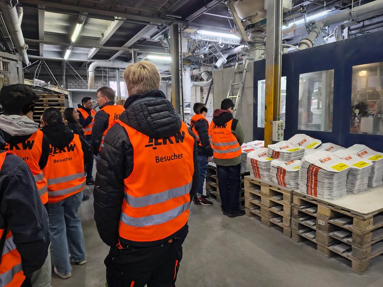 Schülerinnen und Schüler bei EKW GmbH in Eisenberg