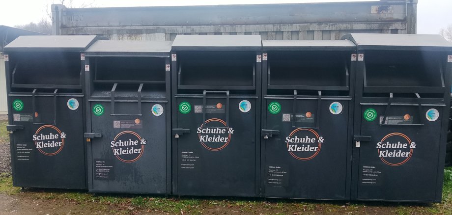 Bild der neuen schwarzen Altkleidercontainer in einer Reihe vor der Deponie in Eisenberg.