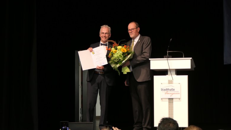 Urkundenübergabe vom ersten Beigeordneten Dr. Karl Landfried an Landrat Guth