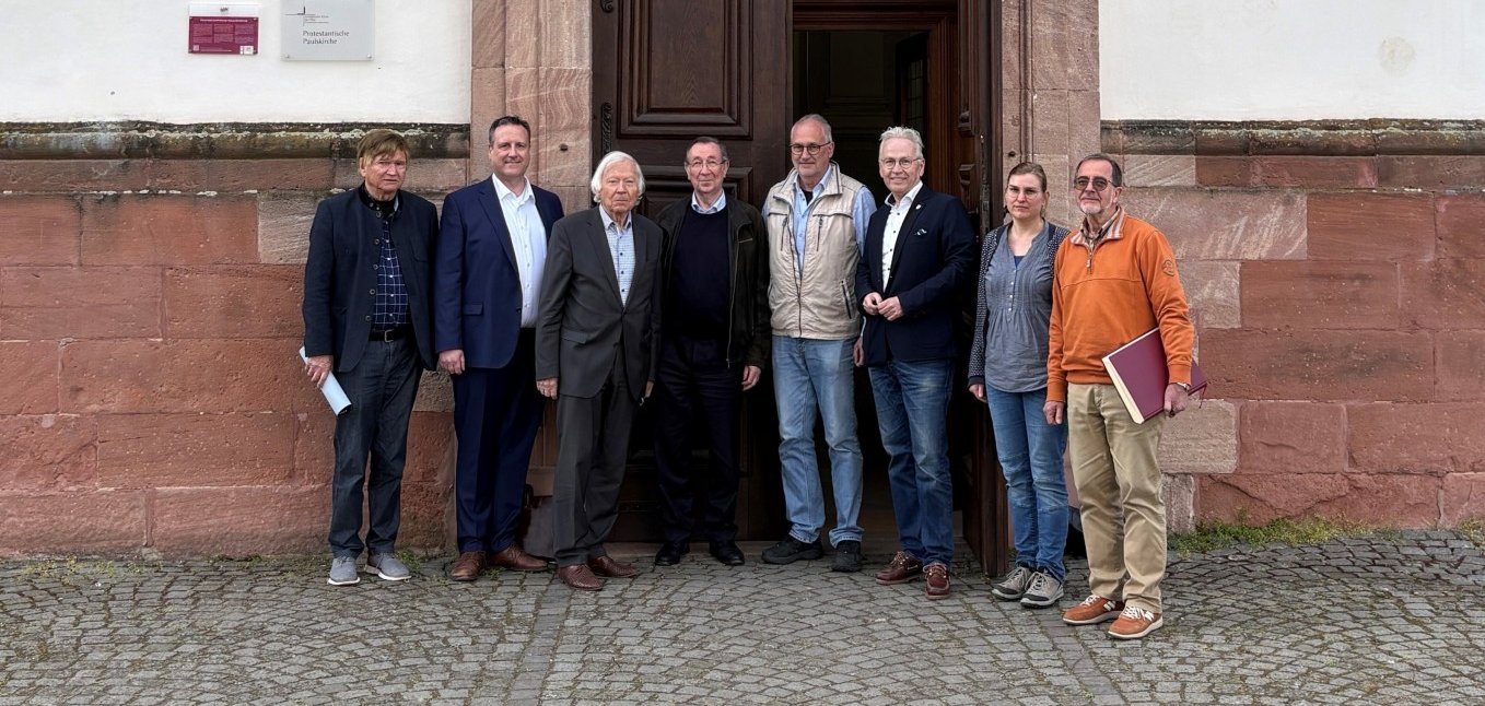 Gruppenbild zu Ortstermin bei der Paulskirche