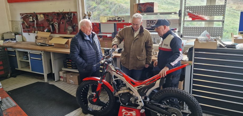 Betriebsbesuch bei Hippel Racing Helmut Brand, Landrat Rainer Guth, Georg Hippel