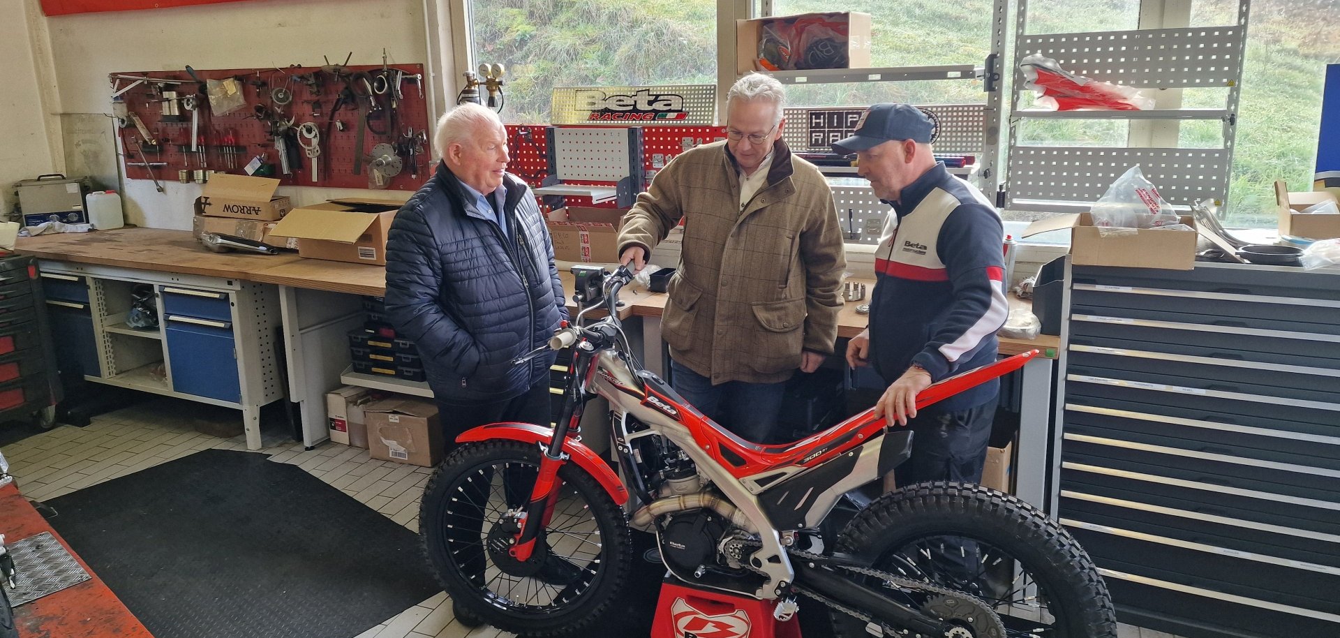 Betriebsbesuch bei Hippel Racing Helmut Brand, Landrat Rainer Guth, Georg Hippel