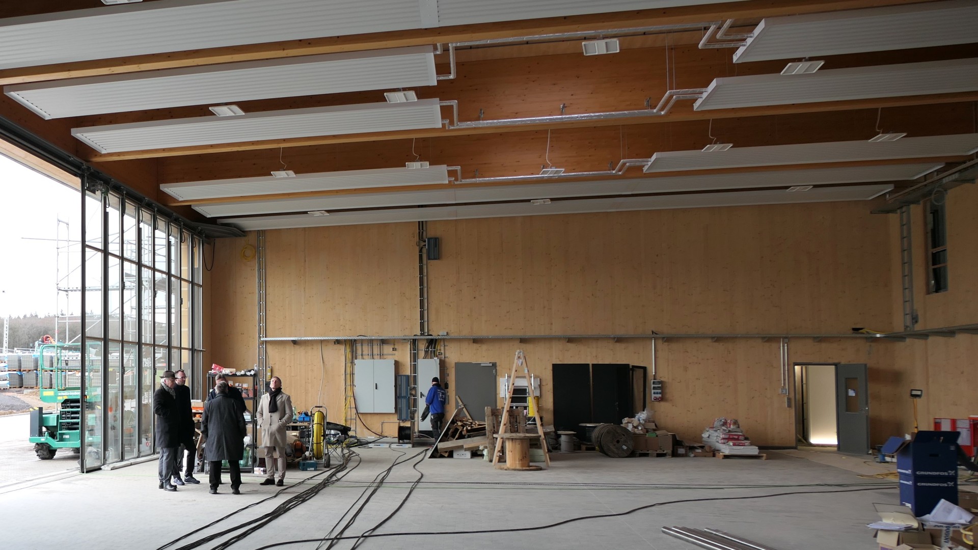 Die Landräte Guth, Huber und Leßmeister in der Luftrettungsstation bei Dörnbach