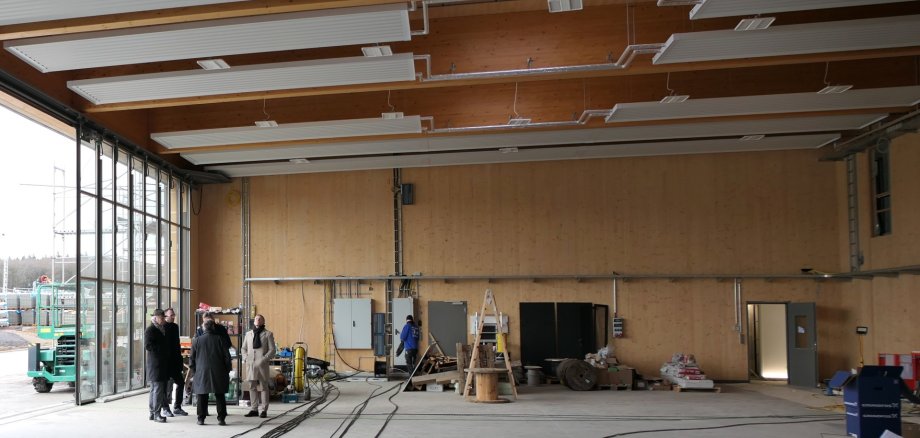 Die Landräte Guth, Huber und Leßmeister in der Luftrettungsstation bei Dörnbach