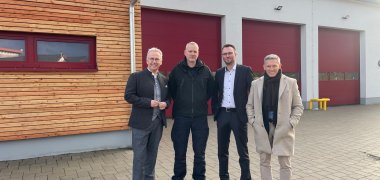 Landräte Guth, Huber und Leßmeister beim Feuerwehrhaus in Steinbach