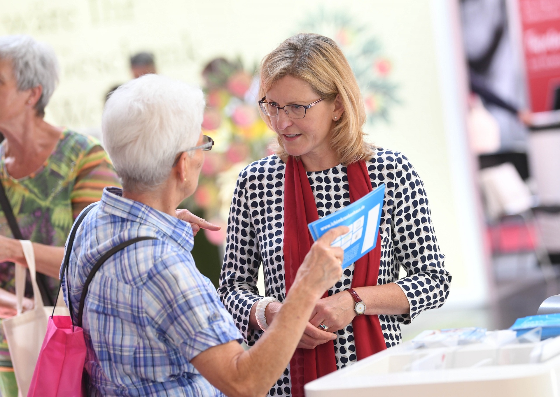Senioren im Gespräch mit mittelalter Frau