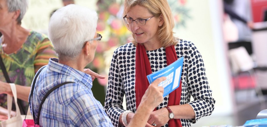 Senioren im Gespräch mit mittelalter Frau