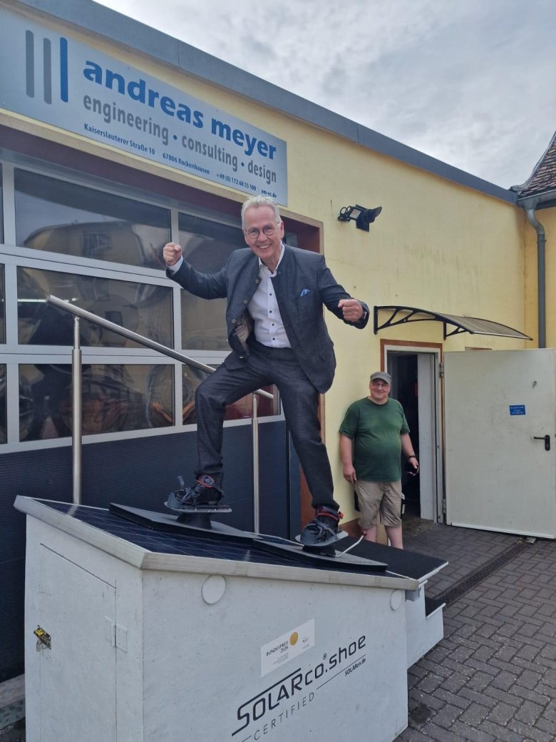 Landrat Rainer Guth bei Betriebsbesuch bei SOLARco.shoe
