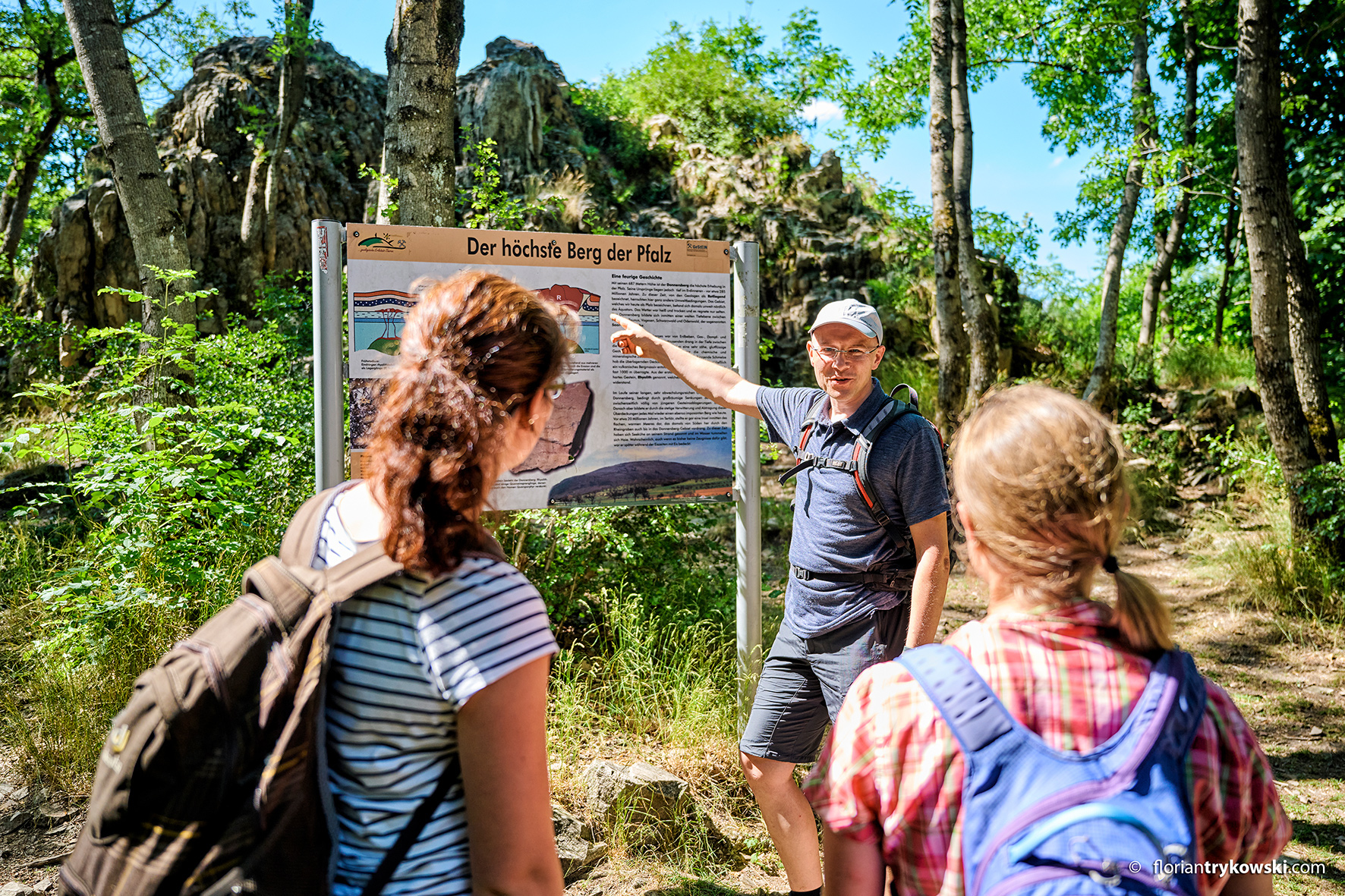 Wandergruppe an einer Informationstafel im Wald am Donnersberg Wandergruppe an einer Informationstafel im Wald am Donnersberg