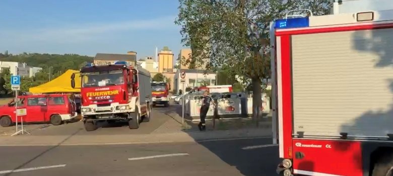 Feuerwehrfahrzeuge fahren von Parkplatz