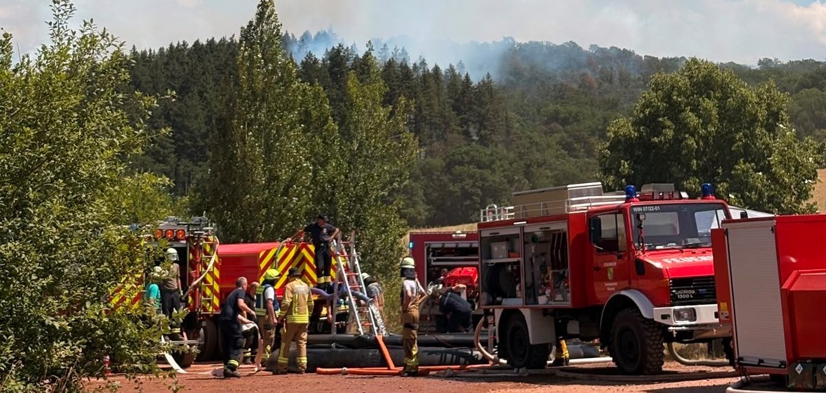 Feuerwehr im Einsatz bei Waldbrand