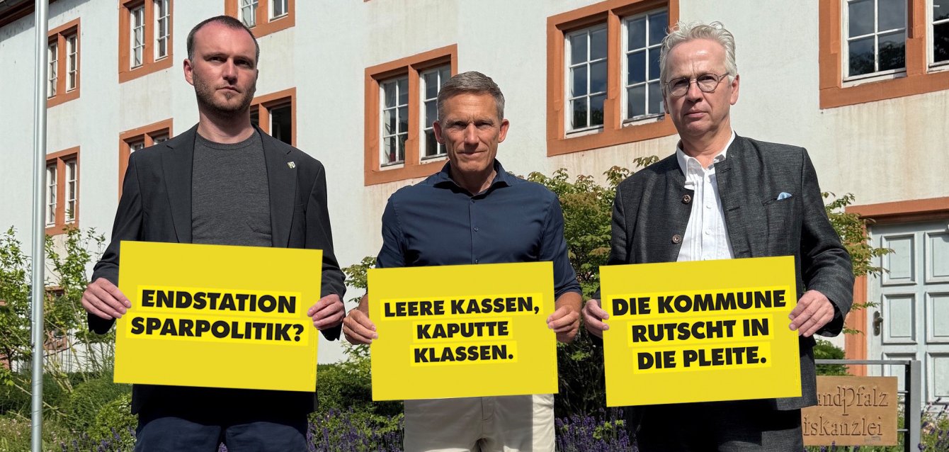 Landräte der Kreise Kaiserslautern, Kusel und Donnersbergkreis zu "Kommunen am Limit" Die Landräte der Kreise Kaiserslautern, Kusel und Donnersbergkreis mit Schildern zur Aktion "Kommunen am Limit"