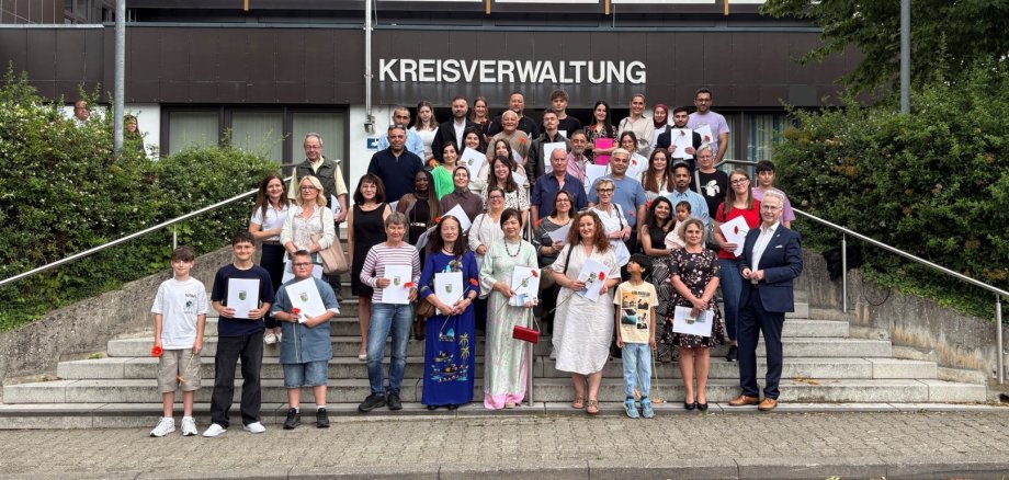 Gruppenbild neue Staatsbürger Gruppenbild mit neuen Staatsbürgern vor der Kreisverwaltung