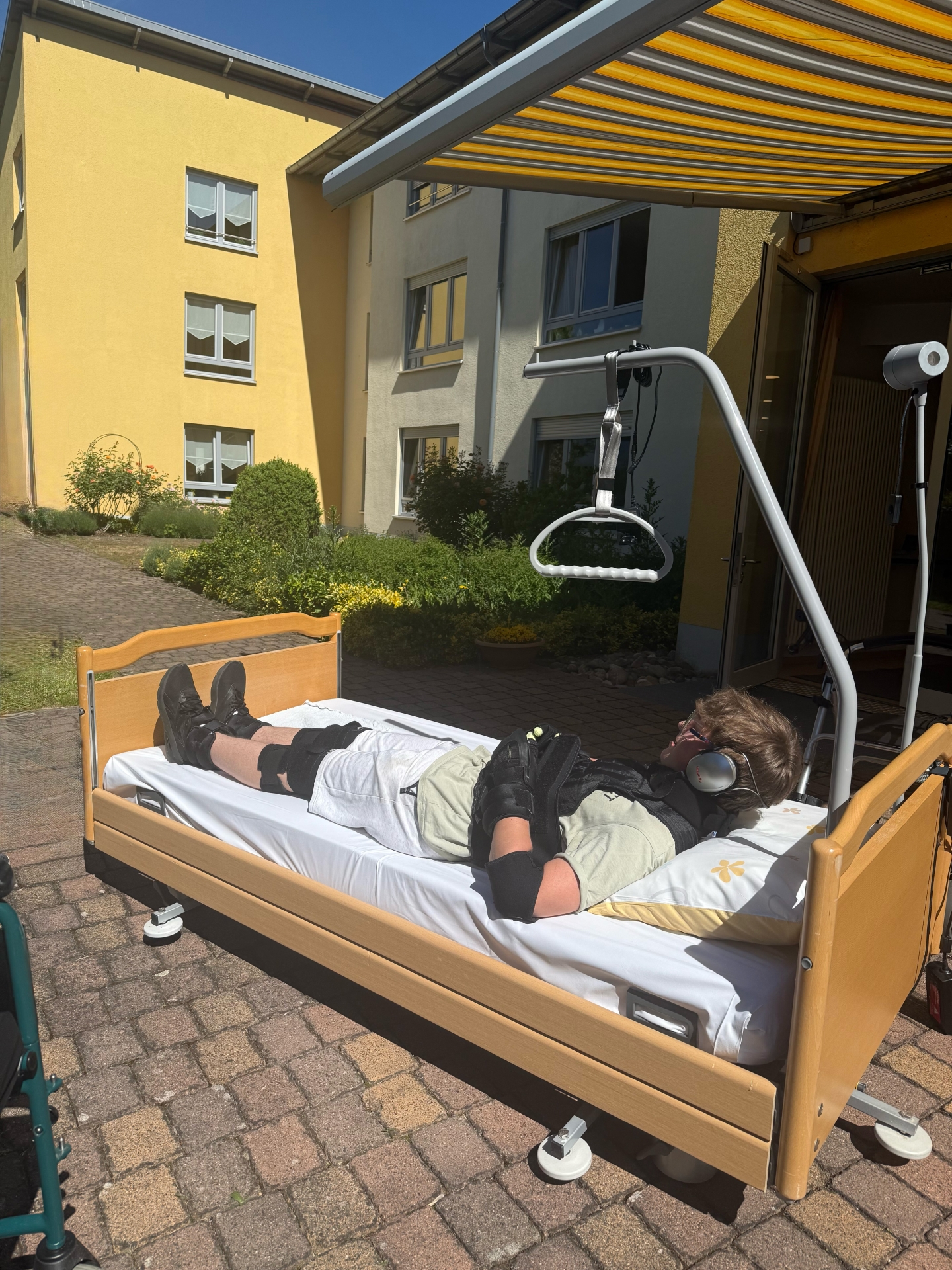 Schüler in "Ageman"-Anzug Ein Schüler in einem "Ageman"-Anzug