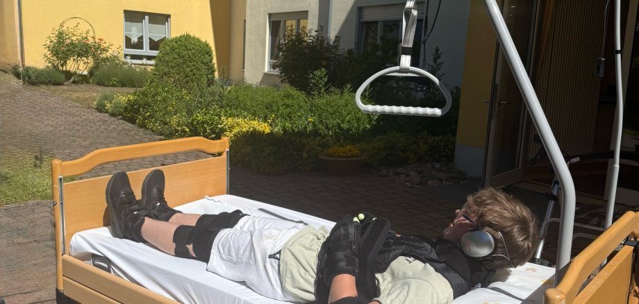 Schüler in "Ageman"-Anzug Ein Schüler in einem "Ageman"-Anzug