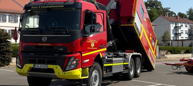 Ein Abrollcontainer wird verladen