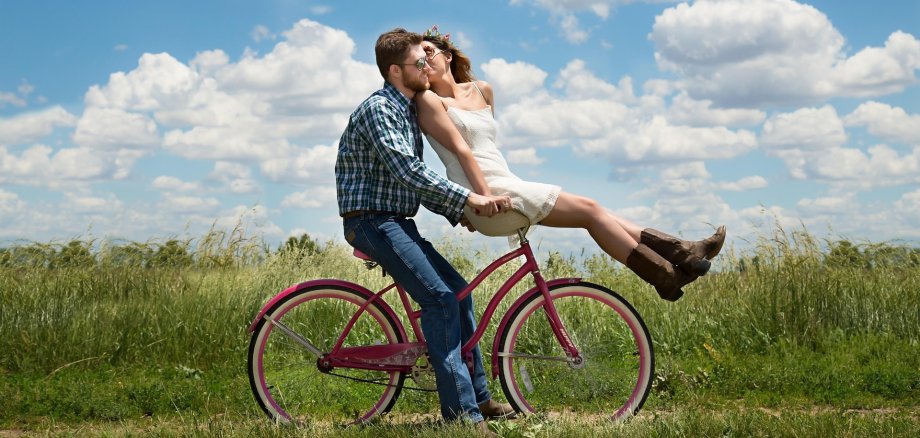 Ein Paar auf einem Fahrrad