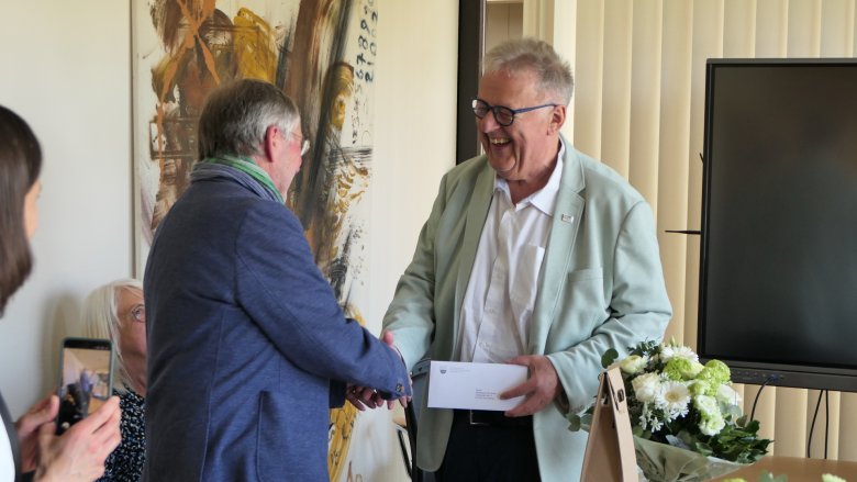Verleihung der Ehrennadel des Landes an Wolfgang Schwalb aus Eisenberg (mit Bernd Frey)
