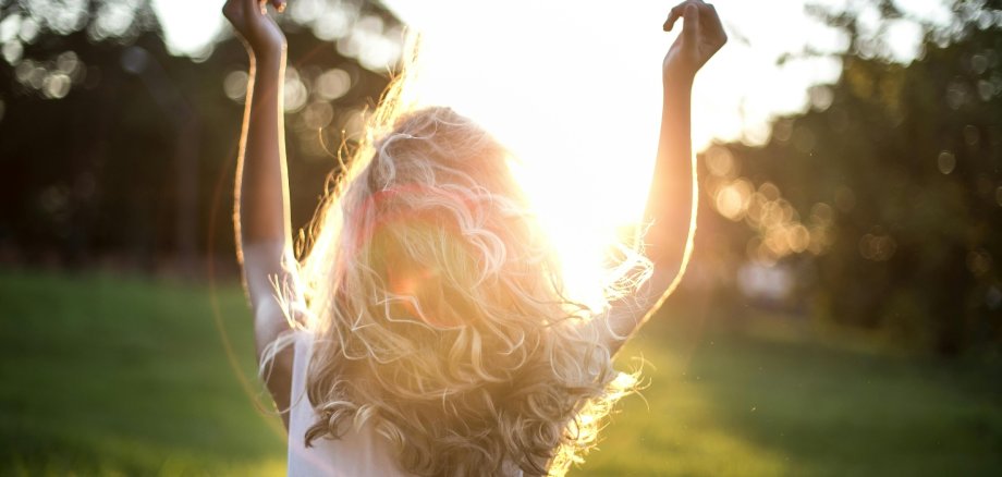 Frau_Glücklich_Sonne_Natur_ Frau_Glücklich_Sonne_Natur_