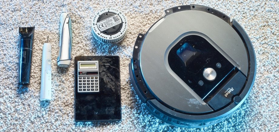 Elektrokleingeräte auf einem Teppich