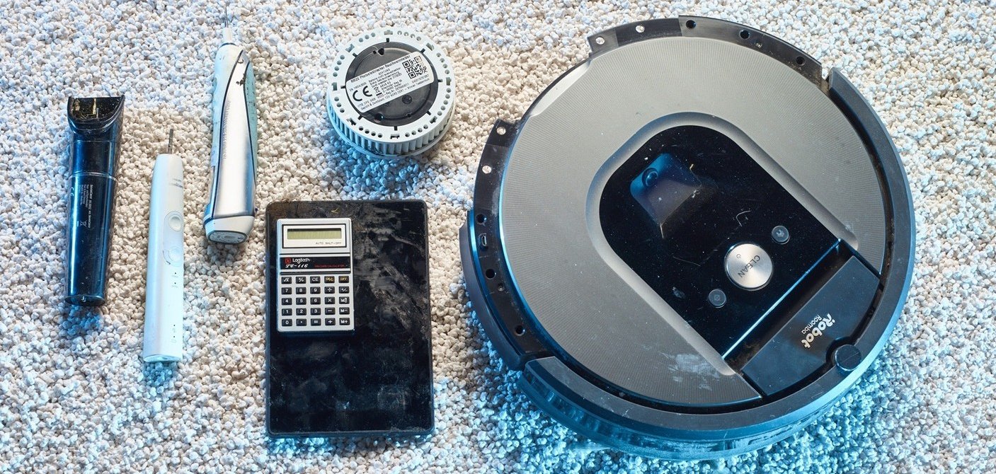 Elektrokleingeräte auf einem Teppich