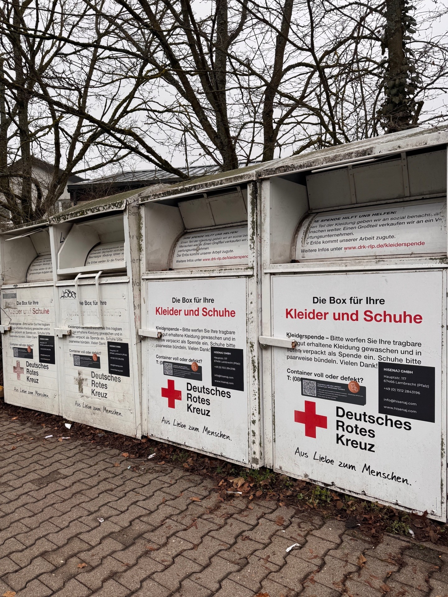 drei Altkleidercontainer