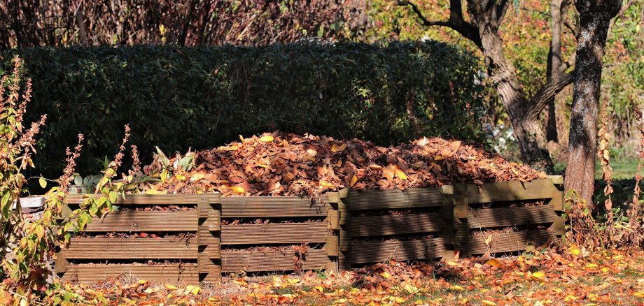Ein Komposthaufen in einem Garten