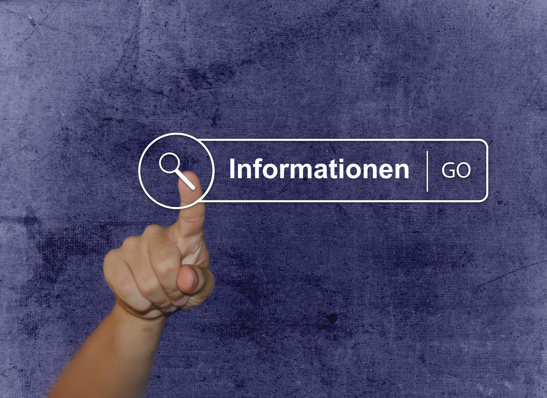 Eine Hand tippt auf einen Bildschirm - dort steht: Information