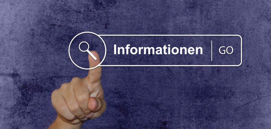 Eine Hand tippt auf einen Bildschirm - dort steht: Information