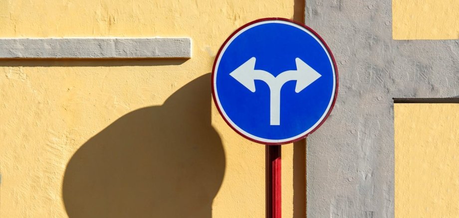 Ein Straßenschild mit Pfeilen nach links und rechts