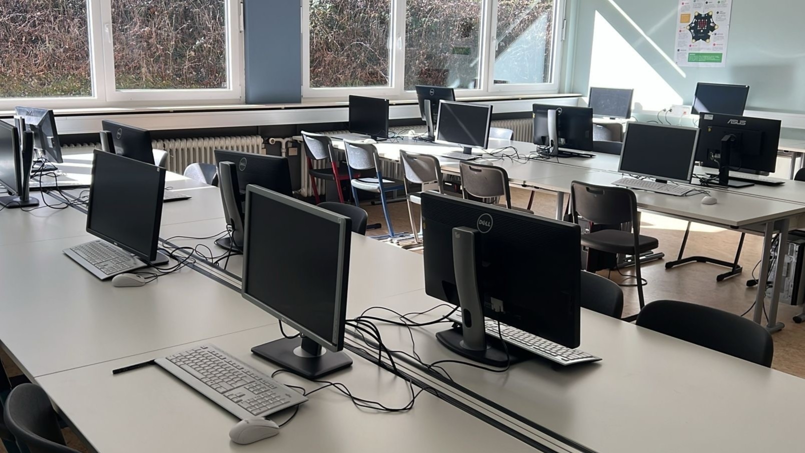 Computer in einem Schulraum an der IGS Eisenberg