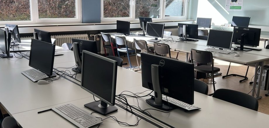 Computer in einem Schulraum an der IGS Eisenberg
