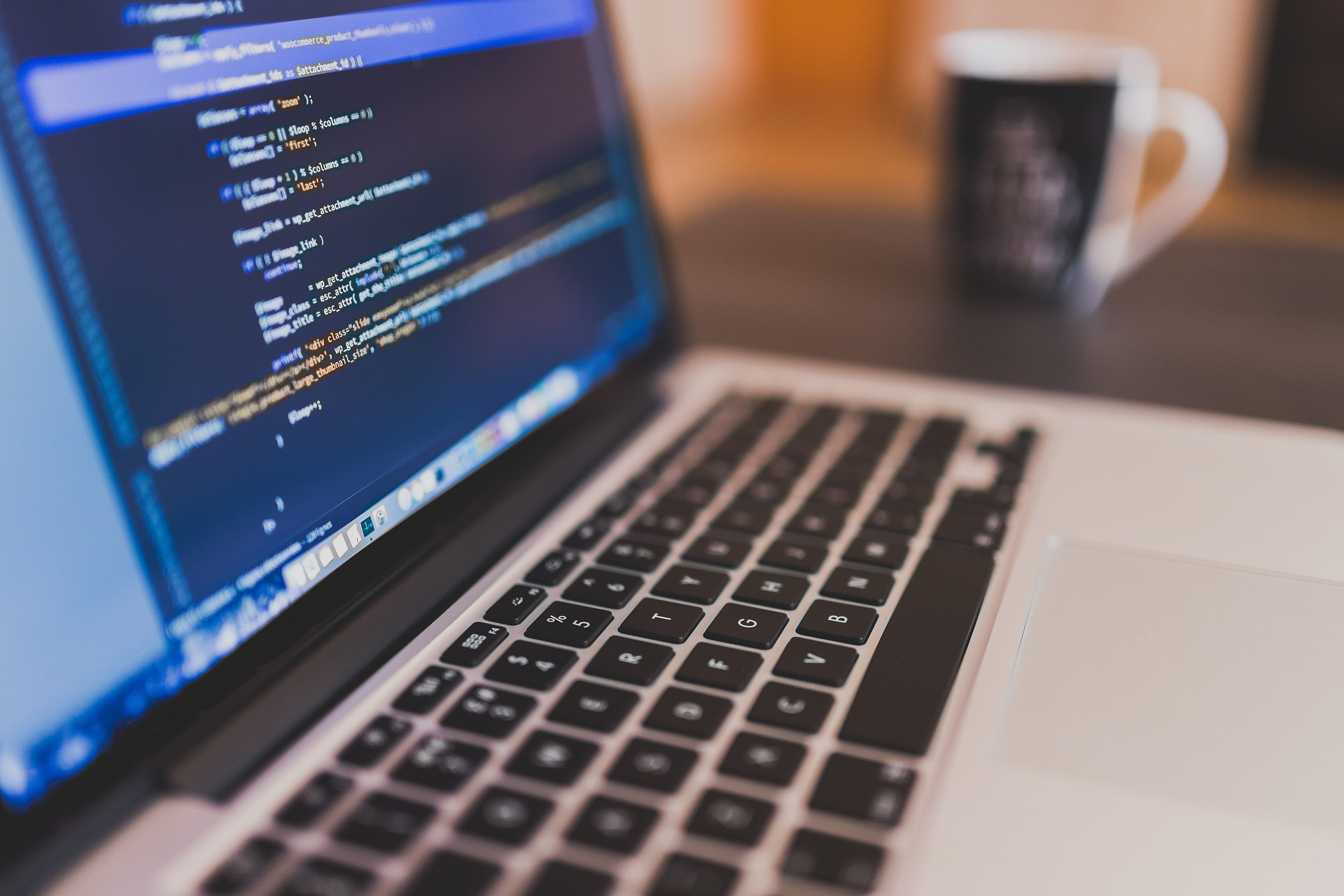 Ein Laptop-Computer auf dem programmiert wird