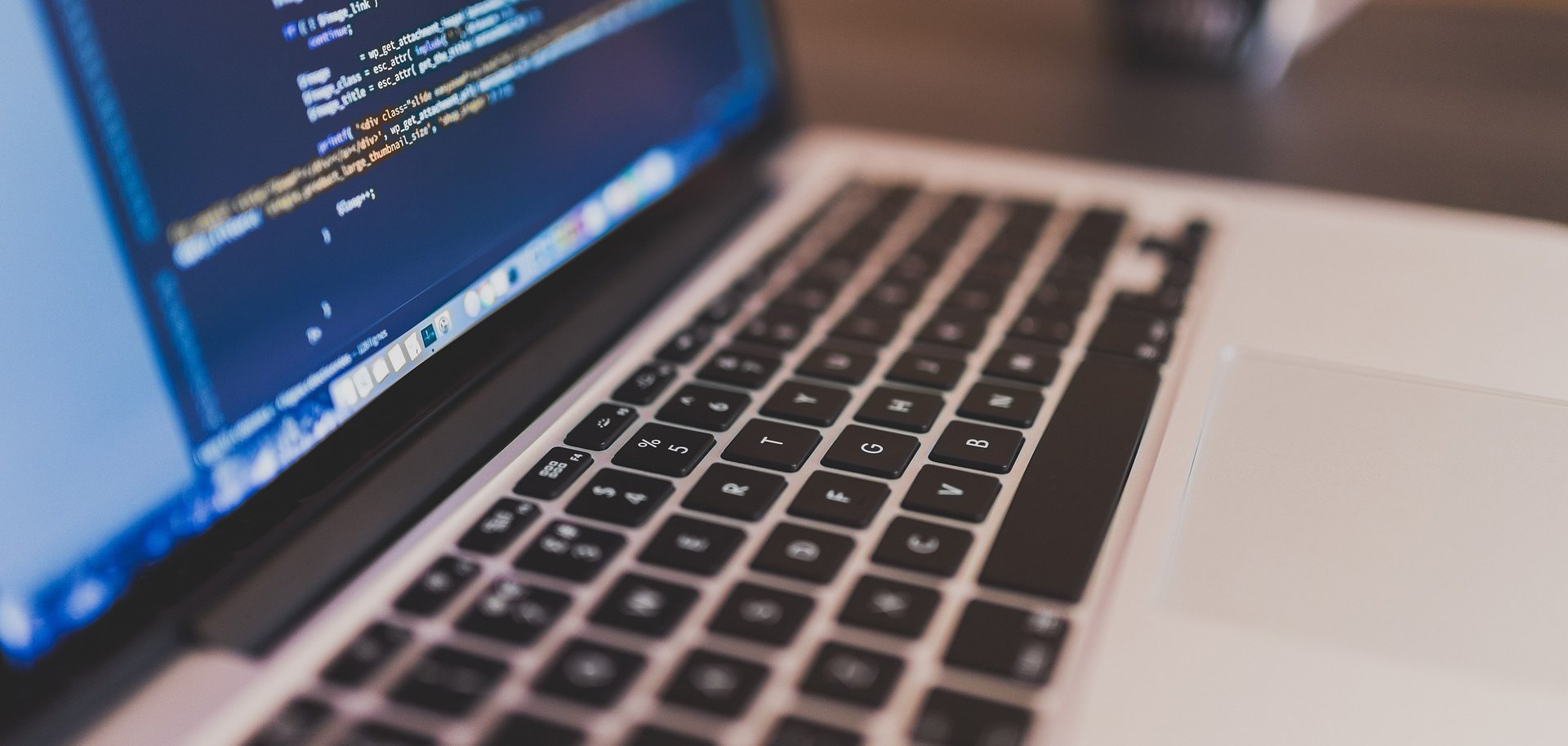 Computer und Software Ein Laptop-Computer auf dem programmiert wird