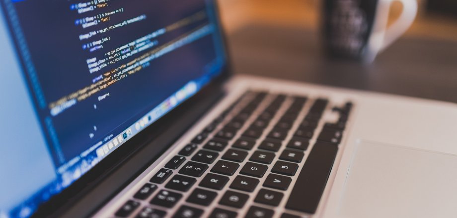 Computer und Software Ein Laptop-Computer auf dem programmiert wird