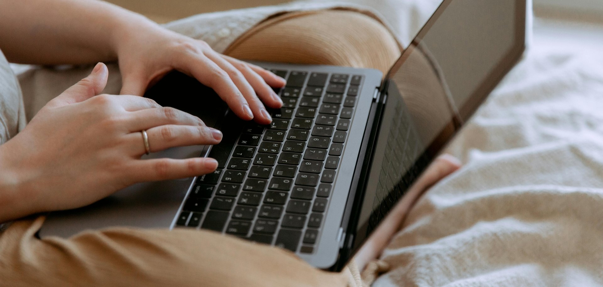 Ein Computer wird zuhause genutzt