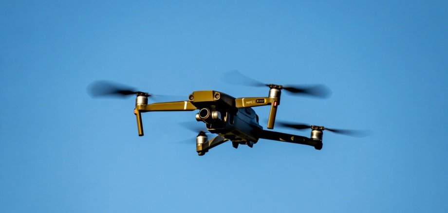 Drohne mit Kamera am blauen Himmel Drohne mit Kamera am blauen Himmel