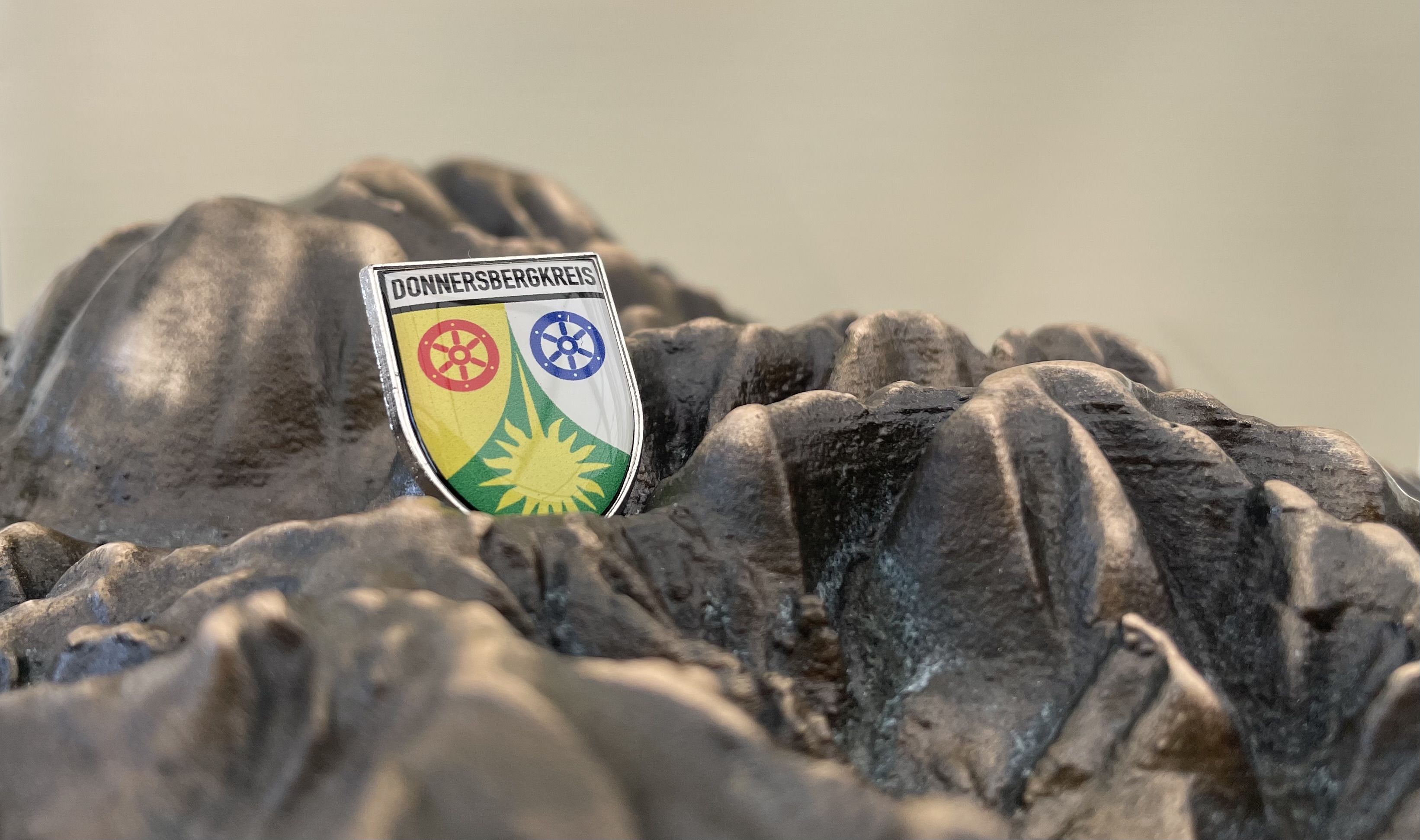 Das Wappen des Donnersbergkreises auf einem Relief