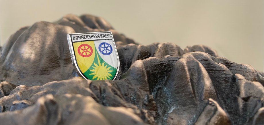 Das Wappen des Donnersbergkreises auf einem Relief