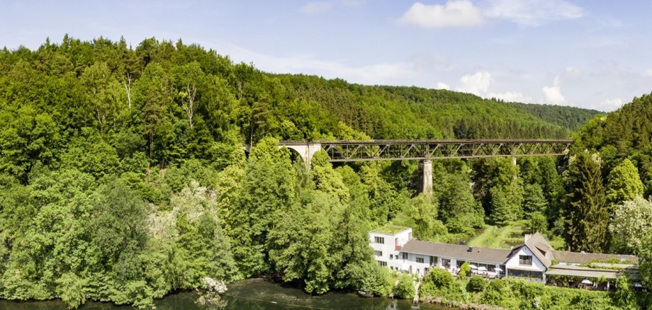Blick auf den Eiswoog und die Eiswoogbrücke