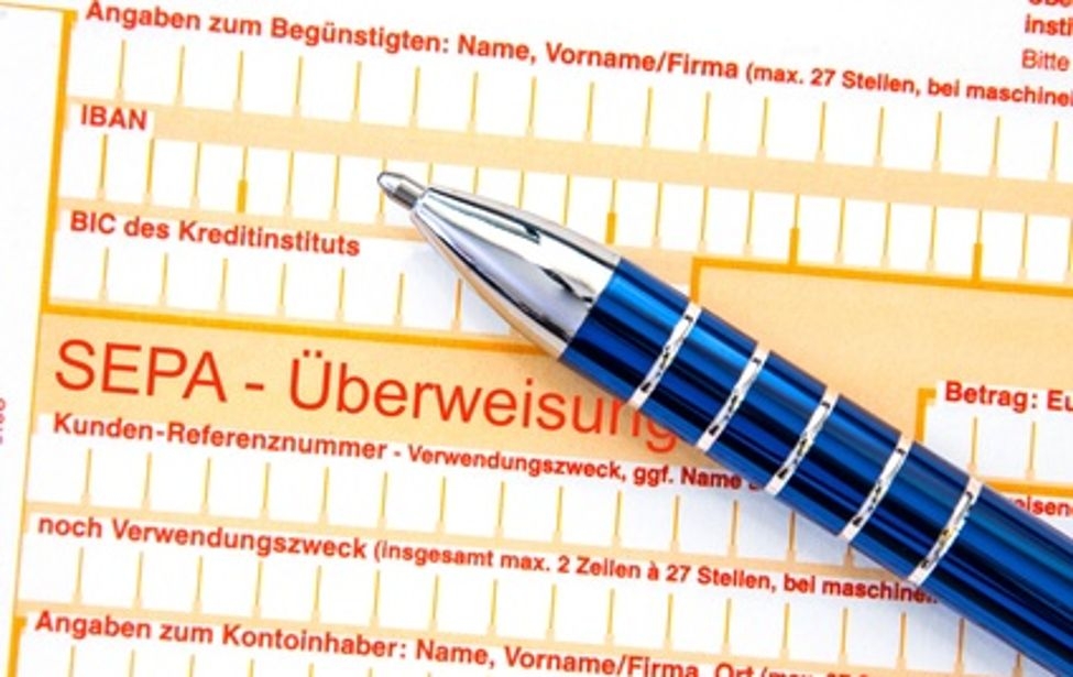 Ein Sepalastschriftmandat mit einem Kugelschreiber quer darüber.